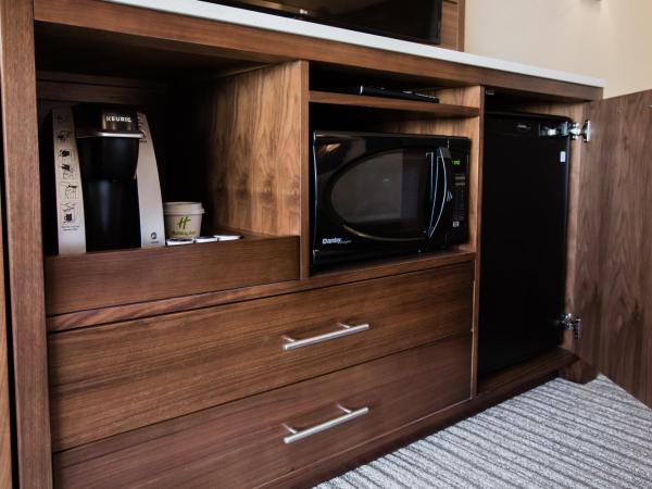 Holiday Inn Hotel & Suites Calgary South - Conference Ctr, an IHG Hotel : photo 4 de la chambre chambre lit king-size supérieure