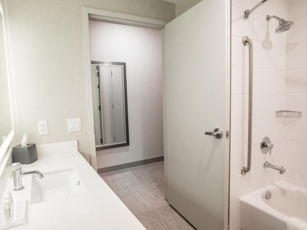 Holiday Inn Hotel & Suites Calgary South - Conference Ctr, an IHG Hotel : photo 10 de la chambre chambre avec 2 lits queen-size et canapé-lit 