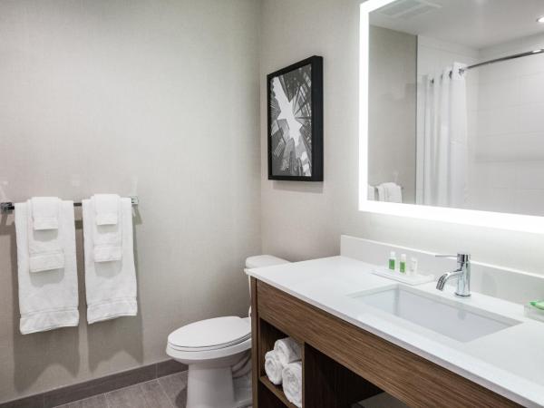 Holiday Inn Hotel & Suites Calgary South - Conference Ctr, an IHG Hotel : photo 3 de la chambre chambre avec 2 lits queen-size et canapé-lit 