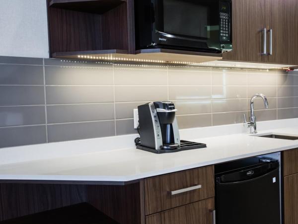 Holiday Inn Hotel & Suites Calgary South - Conference Ctr, an IHG Hotel : photo 10 de la chambre suite lit king-size avec jacuzzi