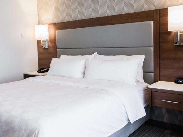 Holiday Inn Hotel & Suites Calgary South - Conference Ctr, an IHG Hotel : photo 9 de la chambre suite 1 chambre lit king-size avec canapé-lit