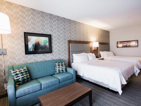 Holiday Inn Hotel & Suites Calgary South - Conference Ctr, an IHG Hotel : photo 4 de la chambre chambre avec 2 lits queen-size et canapé-lit 