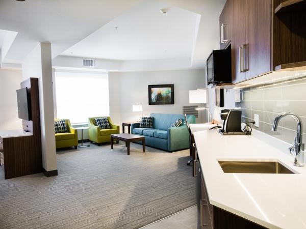 Holiday Inn Hotel & Suites Calgary South - Conference Ctr, an IHG Hotel : photo 5 de la chambre suite lit king-size avec jacuzzi