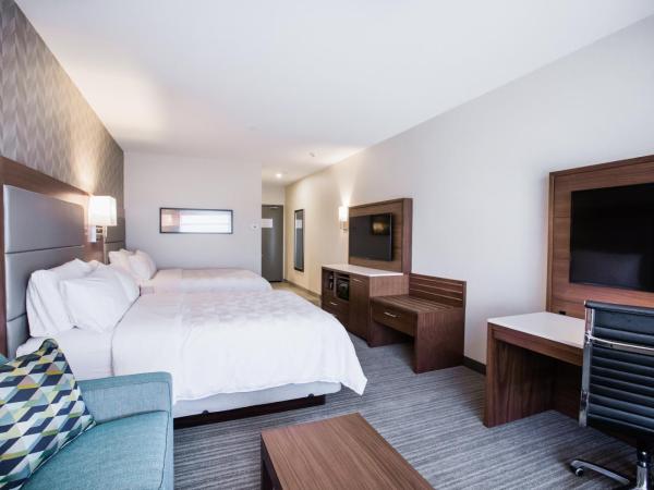 Holiday Inn Hotel & Suites Calgary South - Conference Ctr, an IHG Hotel : photo 6 de la chambre chambre avec 2 lits queen-size et canapé-lit 