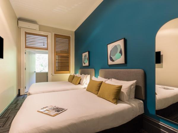 The Jensen Potts Point : photo 1 de la chambre chambre quadruple avec balcon et salle de bains commune