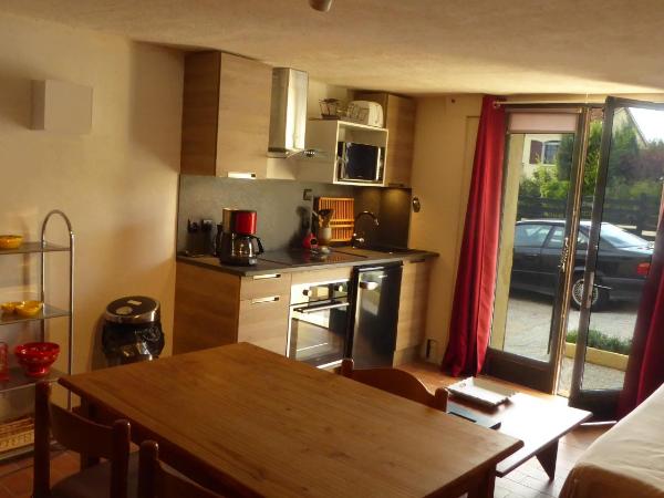 Les Pucines T2 bas de villa : photo 10 de la chambre appartement - vue sur jardin