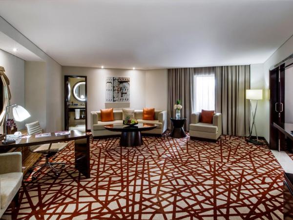 Crowne Plaza Dubai Deira, an IHG Hotel : photo 4 de la chambre suite 1 chambre lit king-size - accès au salon