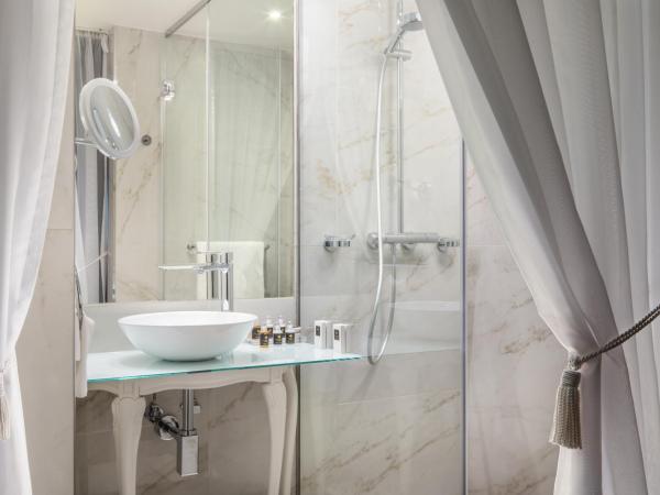 Mystery Hotel Budapest : photo 6 de la chambre chambre lit king-size supérieure