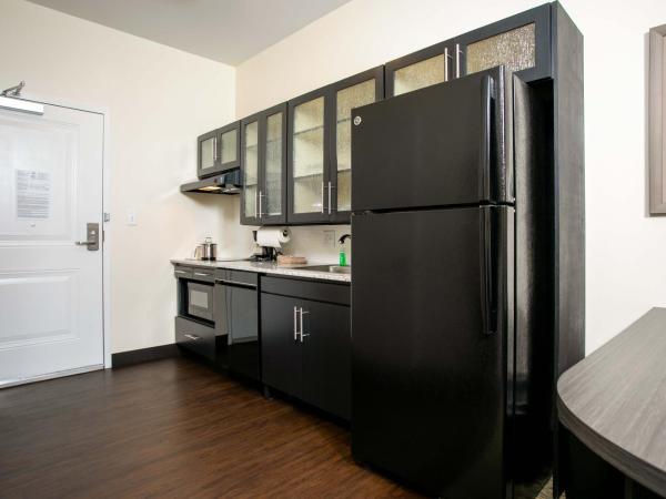 Candlewood Suites - Jacksonville - Mayport, an IHG Hotel : photo 1 de la chambre suite studio lit king-size avec douche accessible aux personnes à mobilité réduite - non-fumeurs