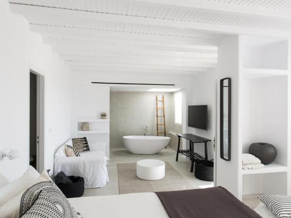 Ostraco Suites : photo 5 de la chambre suite avec bain à remous extérieur - vue sur mer 