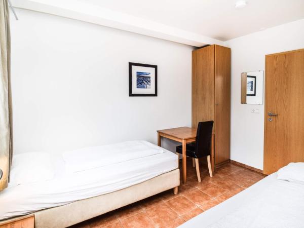 Guesthouse Aurora : photo 2 de la chambre chambre double ou lits jumeaux avec salle de bains commune