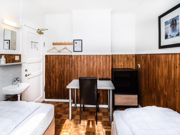 Guesthouse Aurora : photo 10 de la chambre chambre double ou lits jumeaux avec salle de bains commune