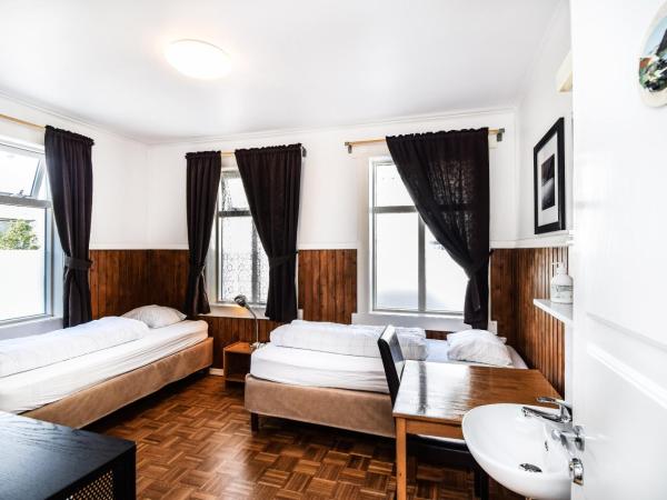 Guesthouse Aurora : photo 2 de la chambre chambre triple avec salle de bains commune