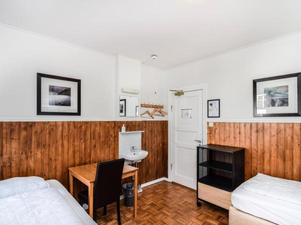 Guesthouse Aurora : photo 3 de la chambre chambre triple avec salle de bains commune