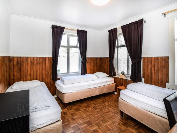 Guesthouse Aurora : photo 4 de la chambre chambre triple avec salle de bains commune