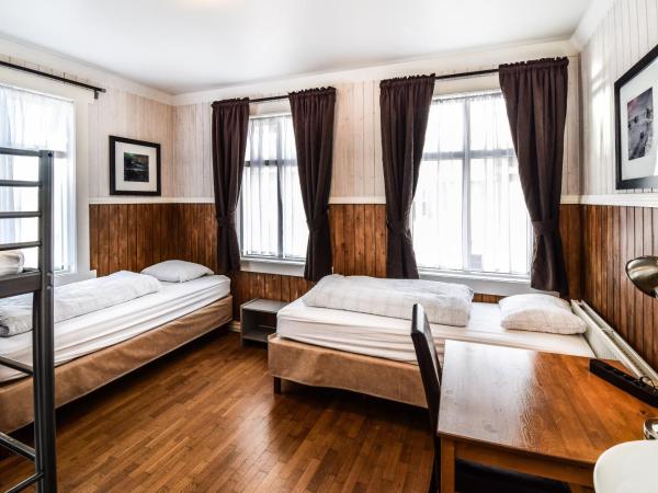 Guesthouse Aurora : photo 2 de la chambre chambre familiale avec salle de bains commune