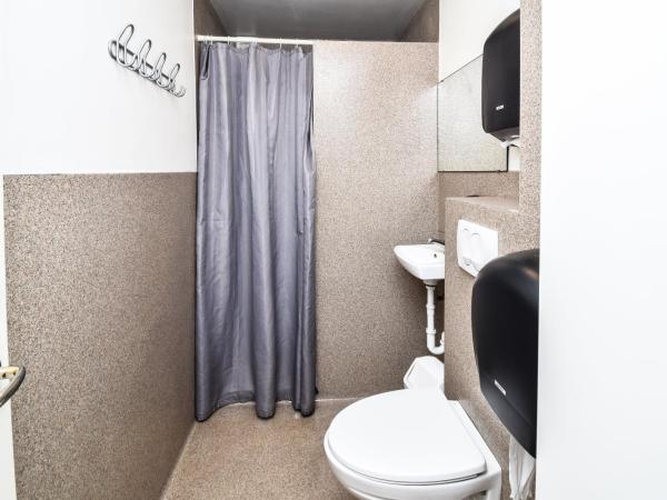 Guesthouse Aurora : photo 2 de la chambre chambre double ou lits jumeaux avec salle de bains privative