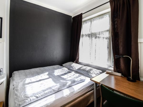 Guesthouse Andrea : photo 3 de la chambre petite chambre double avec salle de bains commune