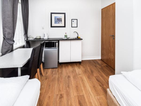 Guesthouse Andrea : photo 1 de la chambre chambre double ou lits jumeaux avec salle de bains commune