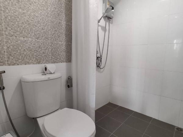 Bann Tawan Hostel Chiang Rai : photo 3 de la chambre chambre lit king-size - vue sur jardin