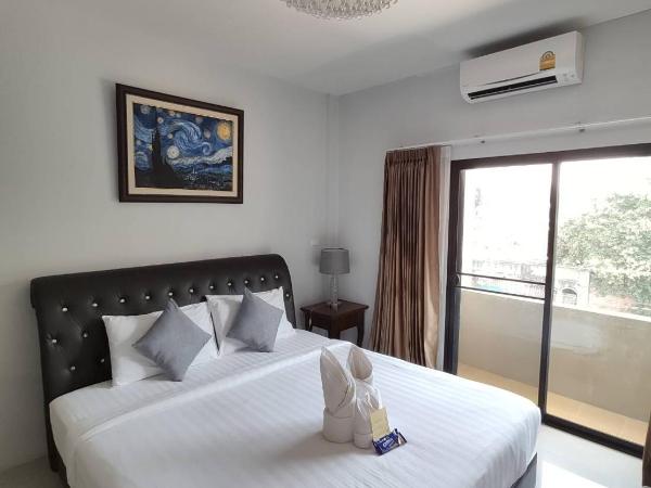 Bann Tawan Hostel & Spa : photo 1 de la chambre chambre lit king-size - vue sur jardin