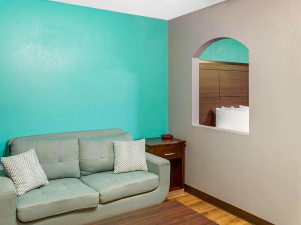 Econo Lodge West - Coors Blvd : photo 1 de la chambre suite lit king-size – non-fumeurs