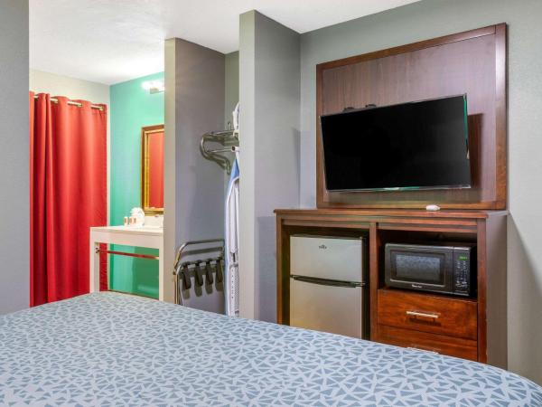 Econo Lodge West - Coors Blvd : photo 2 de la chambre suite lit king-size – non-fumeurs