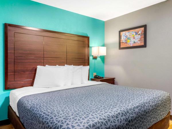 Econo Lodge West - Coors Blvd : photo 3 de la chambre suite lit king-size – non-fumeurs