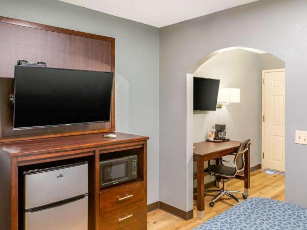 Econo Lodge West - Coors Blvd : photo 4 de la chambre suite lit king-size – non-fumeurs