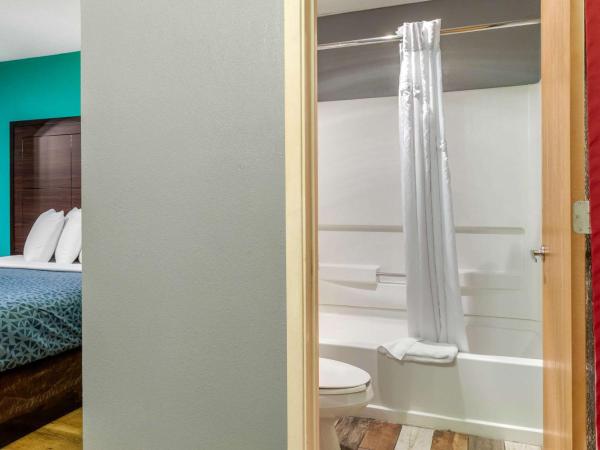 Econo Lodge West - Coors Blvd : photo 5 de la chambre suite lit king-size – non-fumeurs