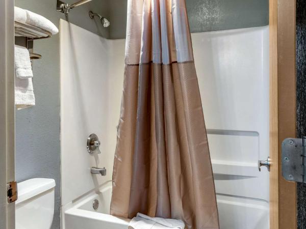 Econo Lodge West - Coors Blvd : photo 4 de la chambre chambre lit queen-size - non-fumeurs