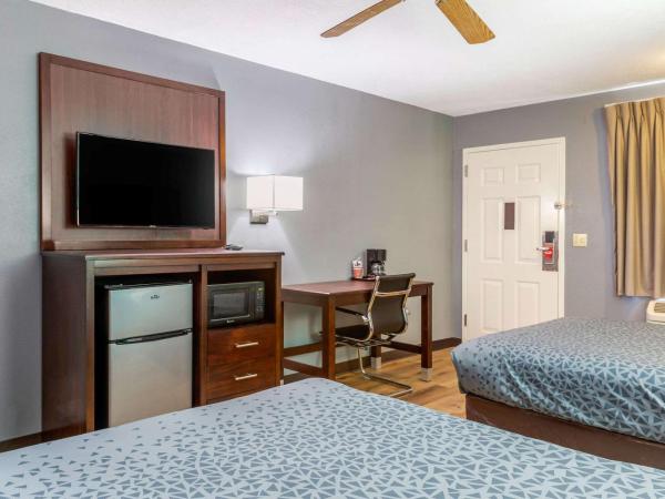 Econo Lodge West - Coors Blvd : photo 5 de la chambre chambre lit queen-size - non-fumeurs