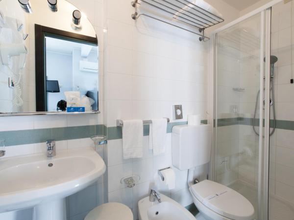 Hotel Tirreno : photo 2 de la chambre chambre quadruple