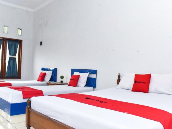 RedDoorz near Hartono Mall : photo 2 de la chambre chambre familiale