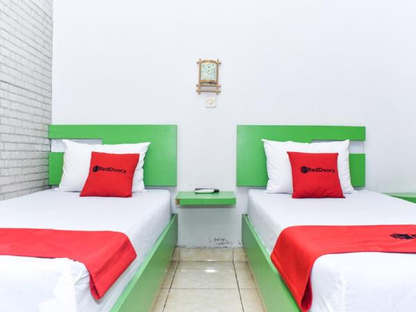 RedDoorz near Hartono Mall : photo 1 de la chambre chambre lits jumeaux