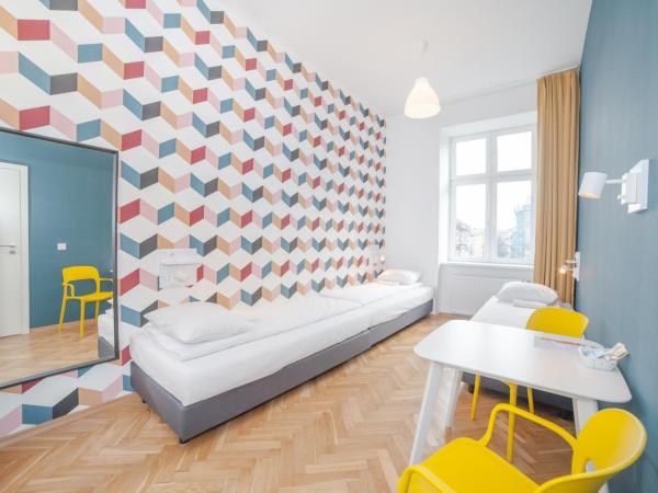 Atlantis Hostel : photo 1 de la chambre chambre triple avec salle de bains privative