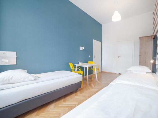 Atlantis Hostel : photo 3 de la chambre chambre triple avec salle de bains privative