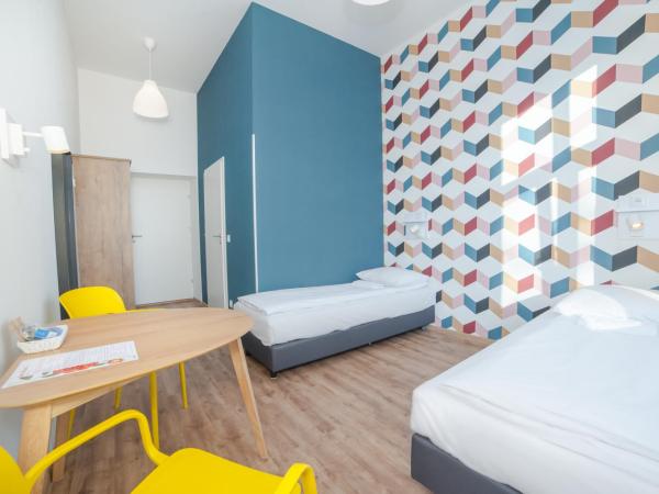 Atlantis Hostel : photo 2 de la chambre chambre lits jumeaux avec salle de bains privative