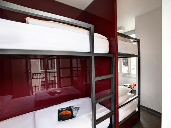 Wabi Hostels : photo 5 de la chambre lit dans dortoir de 4 lits avec salle de bains commune