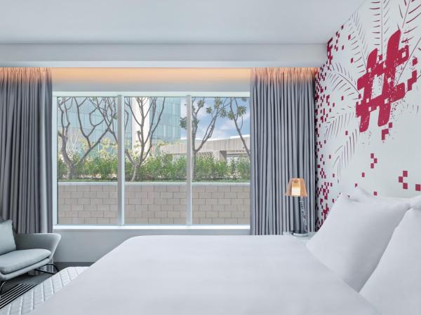 Radisson RED Dubai Silicon Oasis : photo 5 de la chambre chambre premium