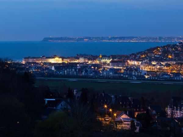 Hôtel Barrière L'Hôtel du Golf : photo 3 de la chambre chambre deluxe - vue sur mer