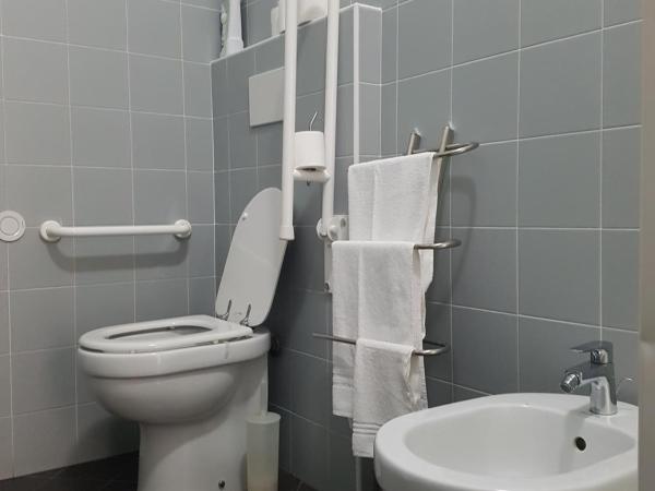 Hotel Emmy : photo 7 de la chambre chambre double ou lits jumeaux avec salle de bains commune