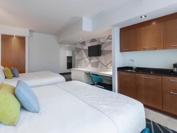 Warwick Le Crystal - Montréal : photo 2 de la chambre suite loft avec 2 lits king-size