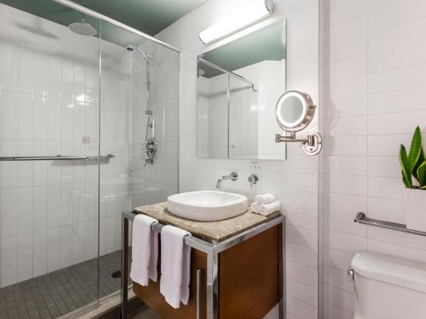 Warwick Le Crystal - Montréal : photo 3 de la chambre suite loft avec 2 lits king-size