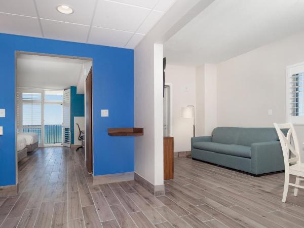 Holiday Inn Express & Suites Panama City Beach Beachfront, an IHG Hotel : photo 1 de la chambre queen suite with two queen and one bunk bed - communications accessible tub