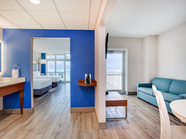 Holiday Inn Express & Suites Panama City Beach Beachfront, an IHG Hotel : photo 1 de la chambre queen suite with bunk bed and wrap around balcony - gulf front