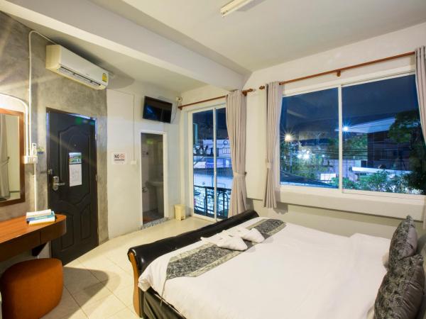 Beehive Phuket Old Town Hostel : photo 2 de la chambre chambre de luxe - accès piscine