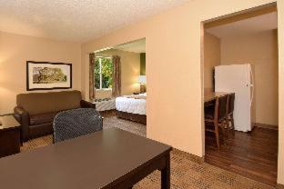 Suburban Studios Columbus East : photo 4 de la chambre efficiency queen room with tub - disability access/non smoking/pet friendly