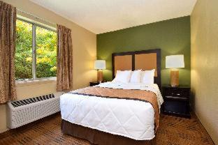 Suburban Studios Columbus East : photo 7 de la chambre efficiency queen room with tub - disability access/non smoking/pet friendly