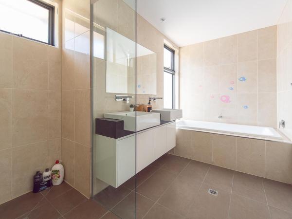 Nature & Relax House, Panoramic sea view, Free parking40 : photo 7 de la chambre chambre lit queen-size avec salle de bains commune